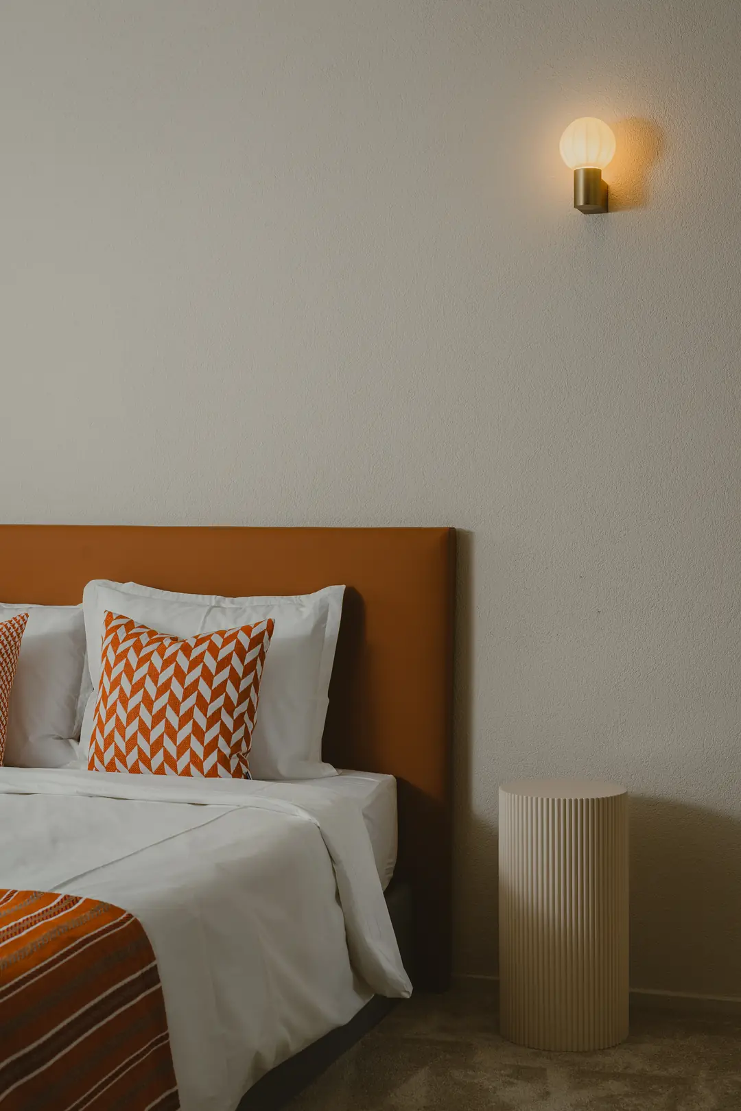 Chambre Deluxe vue Montagne : coussins orange et applique en laiton